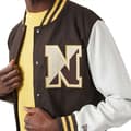 Miniatyrbild 5 av 6: Blouson New Era Heritage Varsity - Ref. 60284780. Färg: Brun, Vit, Gul. Detaljer. - Färgkontroll ärmar. -