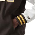 Miniatyrbild 6 av 6: Blouson New Era Heritage Varsity - Ref. 60284780. Färg: Brun, Vit, Gul. Detaljer. - Färgkontroll ärmar. -