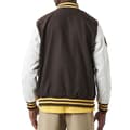 Miniatyrbild 2 av 6: Blouson New Era Heritage Varsity - Ref. 60284780. Färg: Brun, Vit, Gul. Detaljer. - Färgkontroll ärmar. -