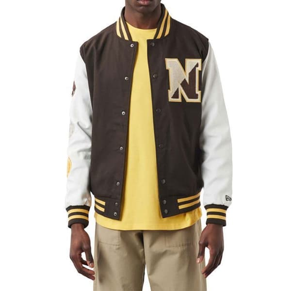 Blouson New Era Heritage Varsity - Ref. 60284780. Färg: Brun, Vit, Gul. Detaljer. - Färgkontroll ärmar. -