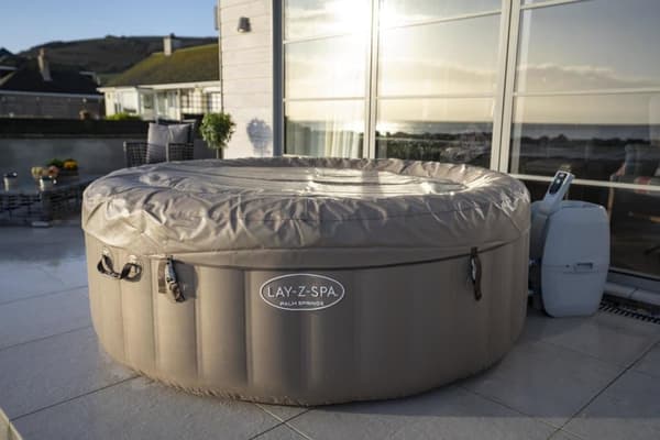 Lay-Z-Spa Palm Springs AirJet puhallettava poreallas 4-6 hengelle