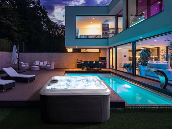 Udendørs Spa Boblebad i Hvid Farve 180 x 215 cm Hydromassage Dyser Træeffekt aluminiumskasse med LED-lys