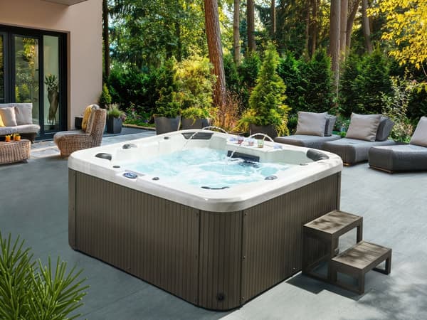 Udendørs hvid akrylspa 225 x 225 cm 7-personers spa 55 dyser med LED-varme Kabinet med låg