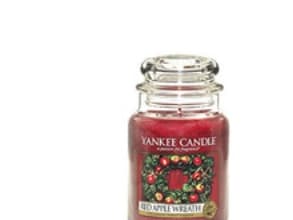 Red Apple Wreath Candle A scented candle