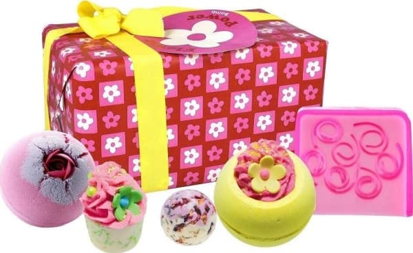 BOMB COSMETICS_SET Flower Power sparkling balls, cupcakes, bath soaps 5pcs.