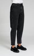 Miniatyrbild 8 av 10: Performance Mom Jeans Washed Black Denim