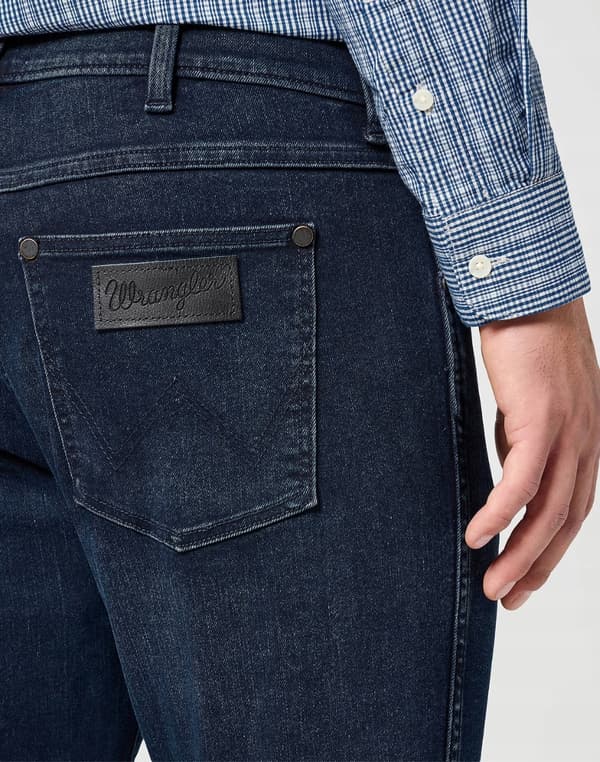 Wrangler HORIZON REGULAR BOOT Onyx UTSVÄNGDA JEANS W34 L30