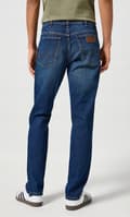 Miniatyrbillede 4 af 8: Wrangler RIVER Black Hole KLASSISKE MØRKE JEANS MED TILSPÆNDENDE SKOR W32 L34