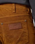 Miniatyrbillede 7 af 8: Wrangler GREENSBORO Munkekåbe LIGE FLYBELSBUKSER BRUN OKER W44 L34