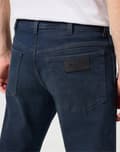 Miniatyrbild 6 av 8: Wrangler Texas Slim Bruised River Jeans Marinblå Denim W46 L34