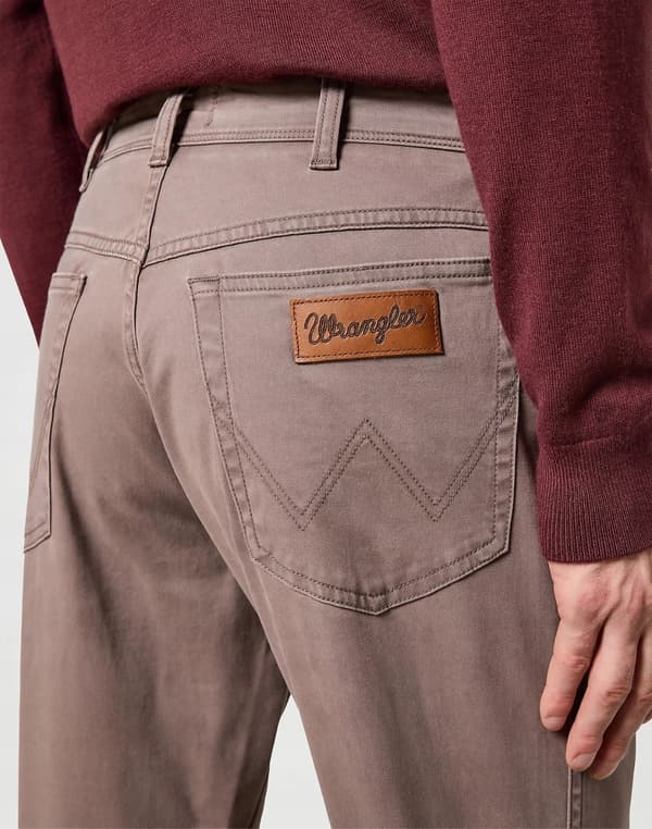 Wrangler TEXAS Iron ENKLA PASTELLBRUNA TYGBYXOR W36 L30