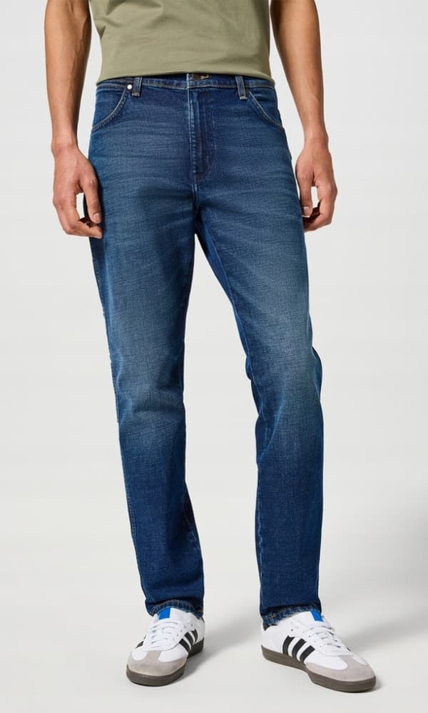 Wrangler RIVER Black Hole KLASSISKA MÖRKA AVSNÄRADE JEANS W34 L34