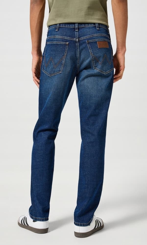 Wrangler RIVER Black Hole KLASSISKA MÖRKA AVSNÄRADE JEANS W34 L34