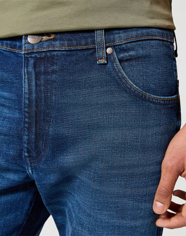 Wrangler RIVER Black Hole KLASSISKA MÖRKA AVSNÄRADE JEANS W34 L34