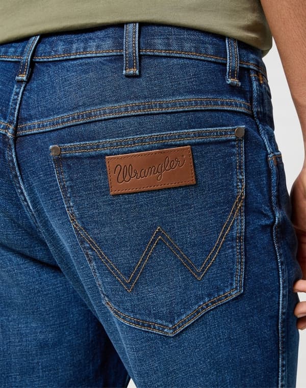 Wrangler RIVER Black Hole KLASSISKA MÖRKA AVSNÄRADE JEANS W34 L34