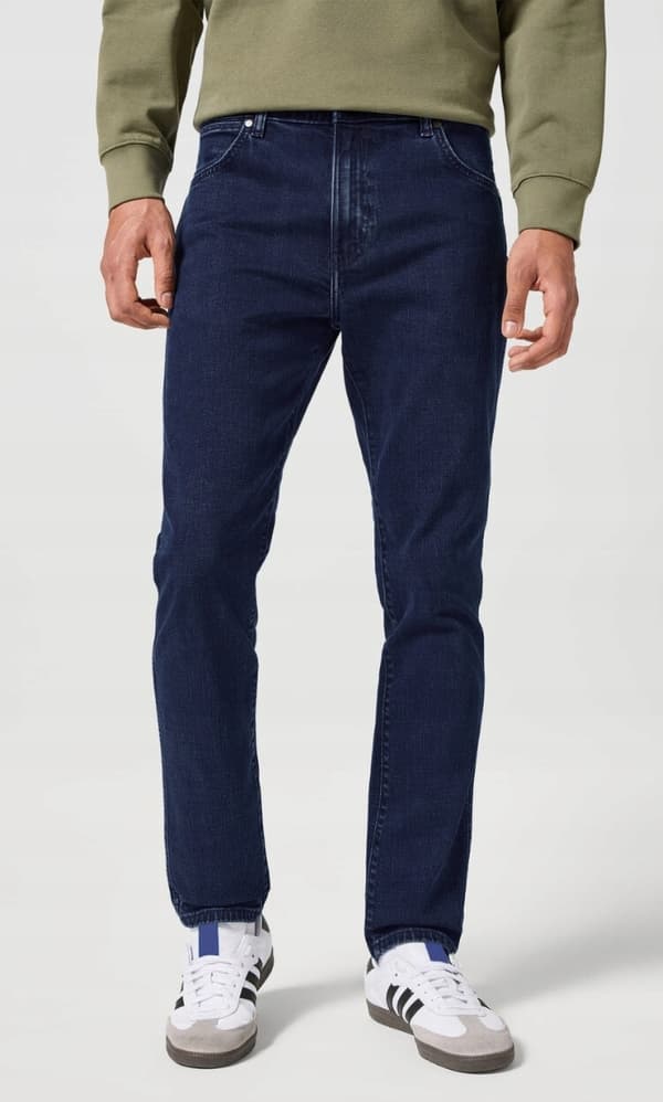 Wrangler LARSTON Midnight Depth 365 LÄMPIMÄT ISTUVAT FARKUT W36 L30