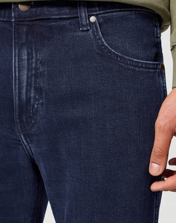 Wrangler LARSTON Midnight Depth 365 LÄMPIMÄT ISTUVAT FARKUT W36 L30