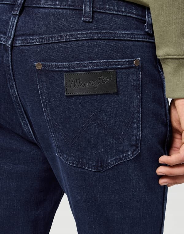 Wrangler LARSTON Midnight Depth 365 LÄMPIMÄT ISTUVAT FARKUT W36 L30