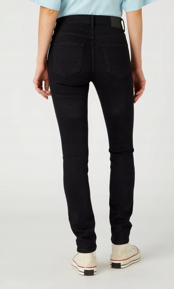 Wrangler korkeat, mustat, pillifarkut naisille, W31-L32