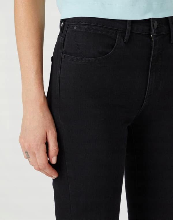 Wrangler korkeat, mustat, pillifarkut naisille, W31-L32