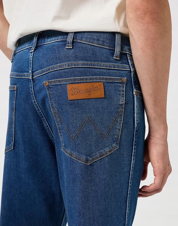 Wrangler RIVER Coldwater KLASSISKE MØRKE JEANS MED SLIMME AFSLAPNING W31 L32