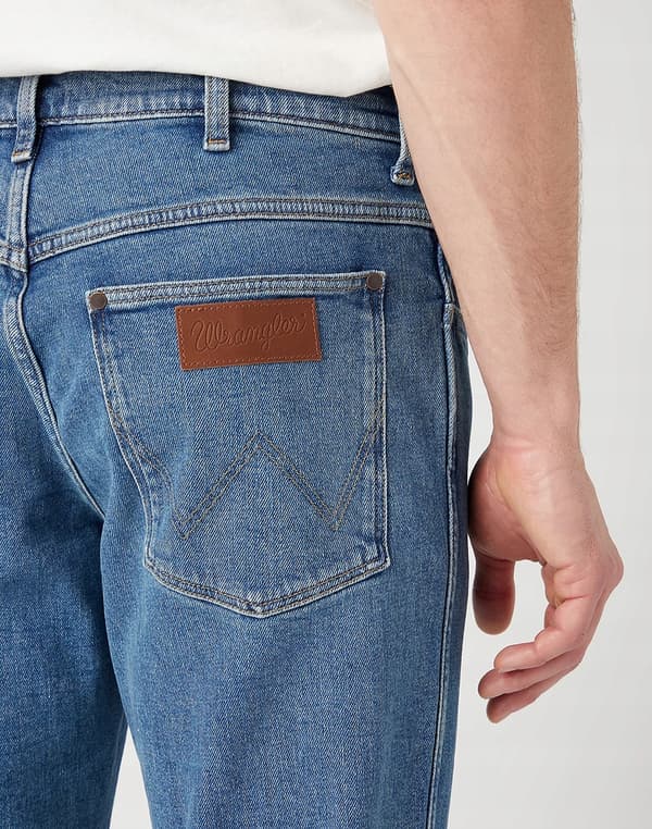 Wrangler RIVER TRUE TAPERED Octane SLIGHTLY TAPERED COMFORTBLUE DENIM W32 L32