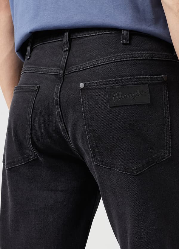 Wrangler GREENSBORO REGULAR RAK Film Noir SVARTA JEANS W33 L32