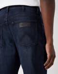 Pikkukuva 7 / 7: Wrangler RIVER Dusky Night 365 LÄMMIN CLASSIC TAPERED DARK DENIM W33 L30