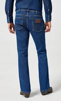 Miniatyrbild 4 av 8: Wrangler HORIZON REGULAR STÖVEL Mjukt Fade FLARE MÖRK DENIM W31 L32