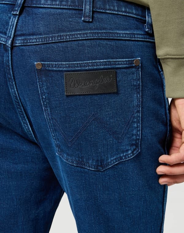Wrangler LARSTON SLIM TAPERED Midnight Depth 365 VARMA MÖRKA JEANS W32 L32