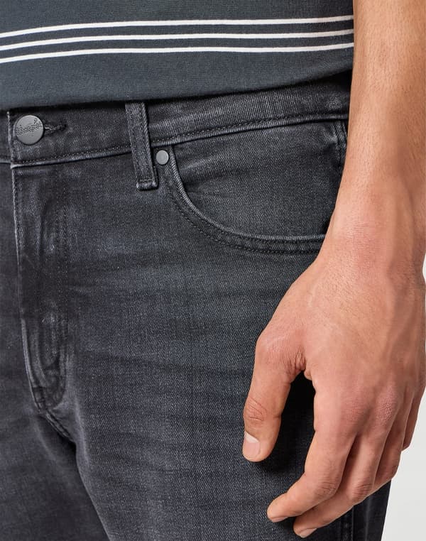 Wrangler LARSTON SLIM TAPERED FITTED TAPERED GRÅ DENIM W38 L32