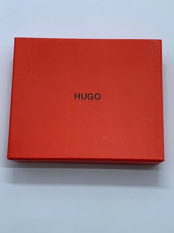 HUGO BOSS MEN'S GENUINE BLACK LEATHER WALLET STYLE "SUBWAY 4 CC COIN