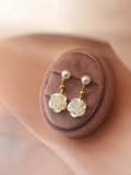 Miniatyrbild 1 av 6: Women White Camellia Pearl Gold Dangle Drop Stud Earrings Jewellery Love Gift UK