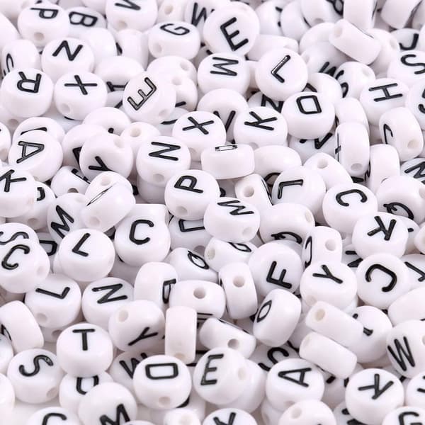 500 kpl valkoisia pyöreitä akryylihelmiä 4x7mm, mustia aakkoshelmiä korujen valmistukseen ja tee-se-itse-rannekoruihin, kaulakoruihin
