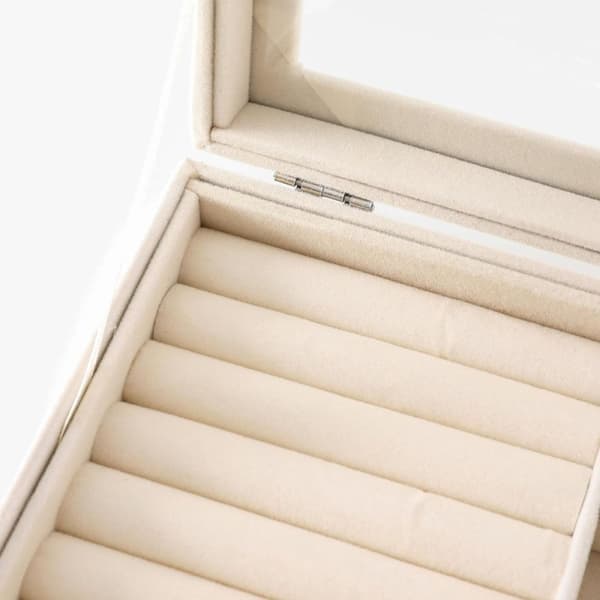 UNIQ Velvet Touch Smykkeskrin med Glaslåg - Beige