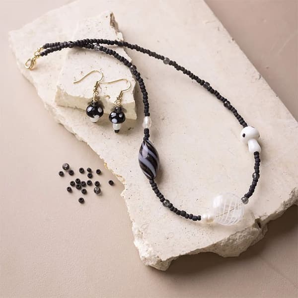 DIY Kit Smycken - Halsband Och Örhängen - Black Harmony