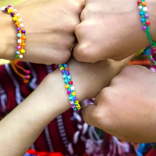 DIY armbåndssæt til børn - lav dit eget armbåndshåndværk
