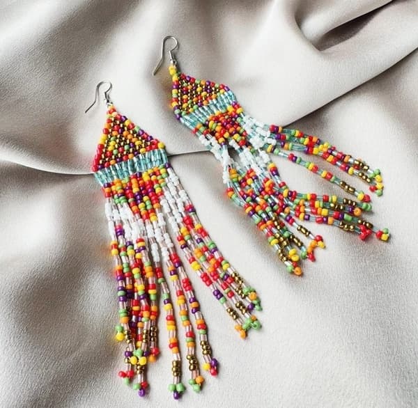 Handbroderade örhängen i boho stil