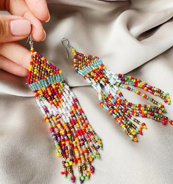 Handbroderade örhängen i boho stil