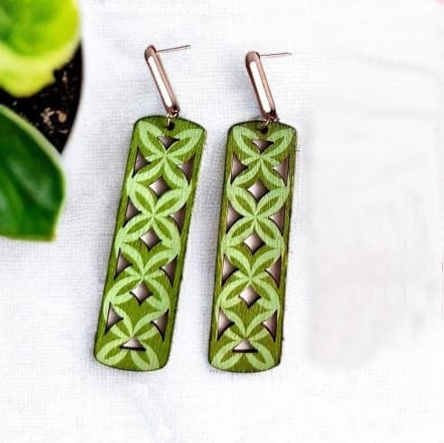 Agélii Fashion - Wooden earrings with patterns in several colors Vihreä