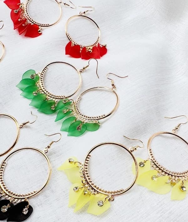 Agélii Fashion - Earrings with pendants in several colors Keltainen