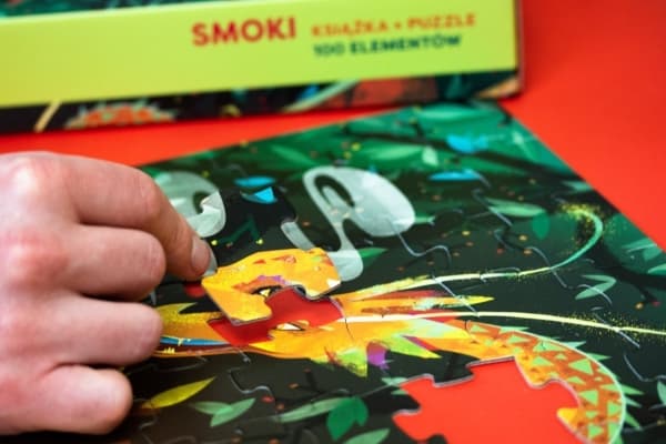 Wilga Play Puzzle Smoki. Kirja + palapeli 100 palaa