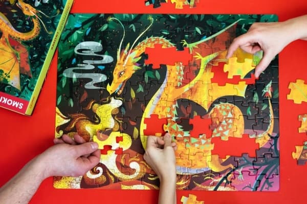 Wilga Play Puzzle Smoki. Kirja + palapeli 100 palaa