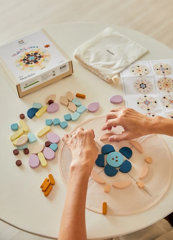 Mandala - pedagogiskt träpussel för barn - Plantoys