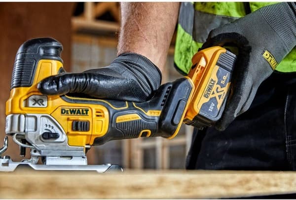 DeWALT DCS335NT motorsticksåg 3200 spm 2 kg