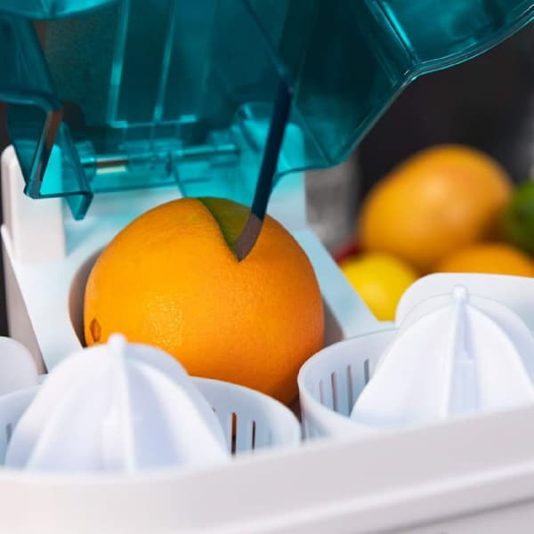 Cecotec 90-W juicer with double squeezing head and built-in cutter to cut 2 oranges into half at the same time.