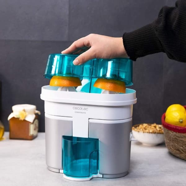 Cecotec 90-W juicer with double squeezing head and built-in cutter to cut 2 oranges into half at the same time.