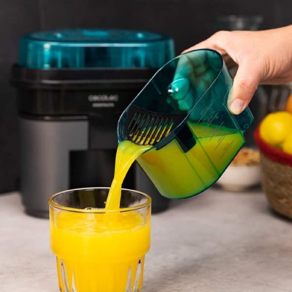 Cecotec 90-W juicer with double squeezing head and built-in cutter to cut 2 oranges into half at the same time.