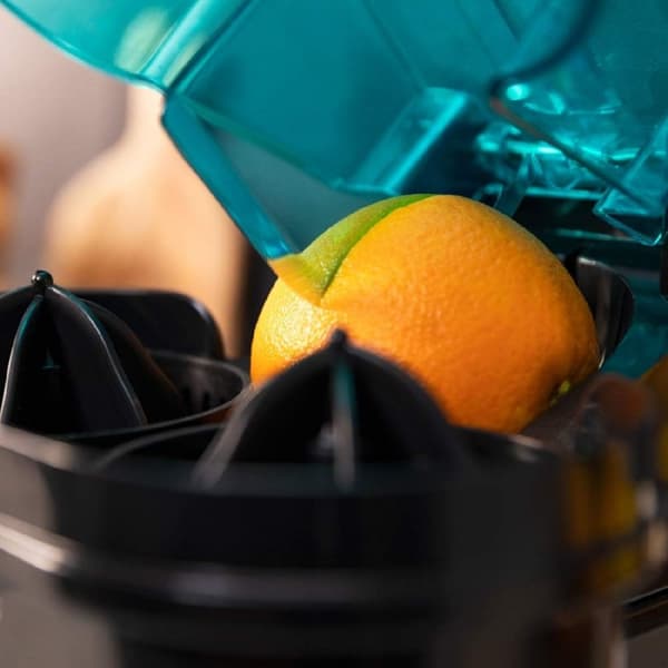 Cecotec 90-W juicer with double squeezing head and built-in cutter to cut 2 oranges into half at the same time.