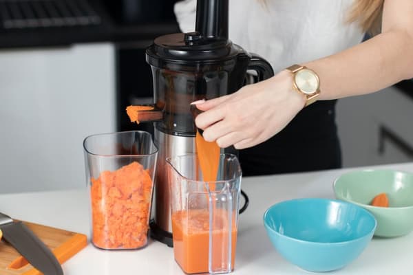 Slow juicer til grøntsager og frugter